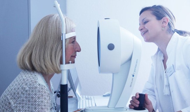 Augenuntersuchung einer Patientin mit dem Oculus Pentacam