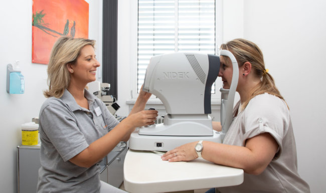 Patientin bei der Augenuntersuchung in der Praxis Bobingen