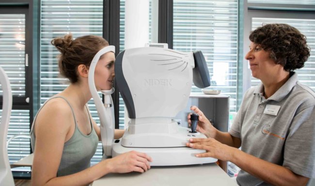 Patientin bei der Augenuntersuchung mit dem Autorefraktometer in der Augenarztpraxis Augsburg-Hochzoll