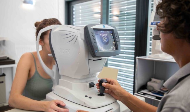 Augenuntersuchung mit dem Autorefraktometer in der Augenarztpraxis Augsburg-Hochzoll