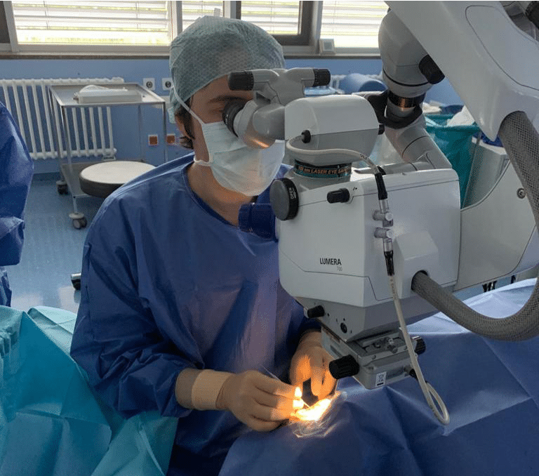 Hornhaut-Spezialist Dr. Bader Khayat bei Bowman-Layer-Transplantation mit Hilfe des Femto-Lasers