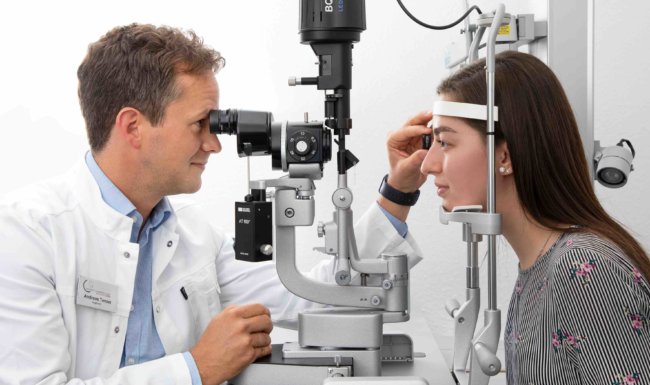 Untersuchung am Auge in der Augenarztpraxis Augsburg Pfersee